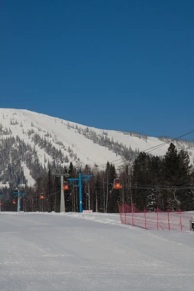 Lang skråning til skiløb og snowboarding - Stock-foto
