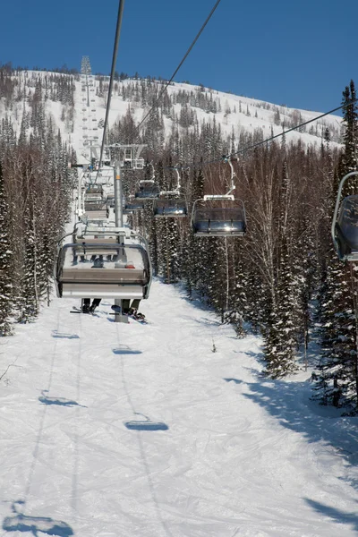 滑雪缆车到山顶 — 图库照片