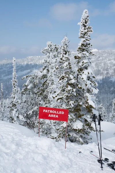Devriye işareti alan dağ yamacında — Stok fotoğraf