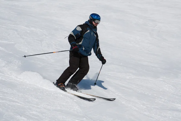 Esquiador em uma encosta de montanha — Fotografia de Stock