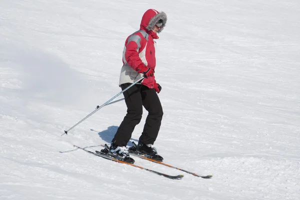 山的山坡上的滑雪者 — 图库照片