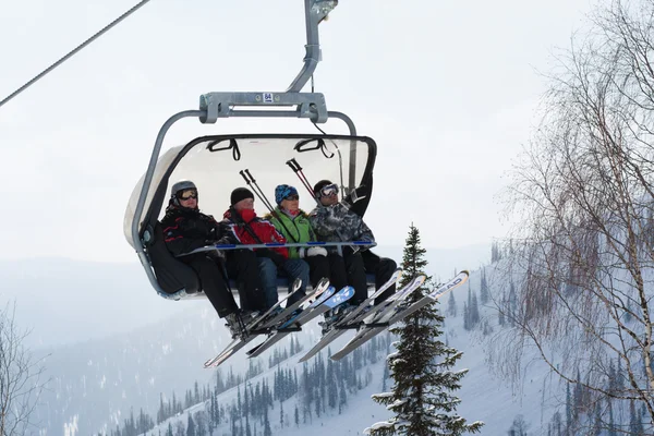 Esquiadores em um teleférico — Fotografia de Stock