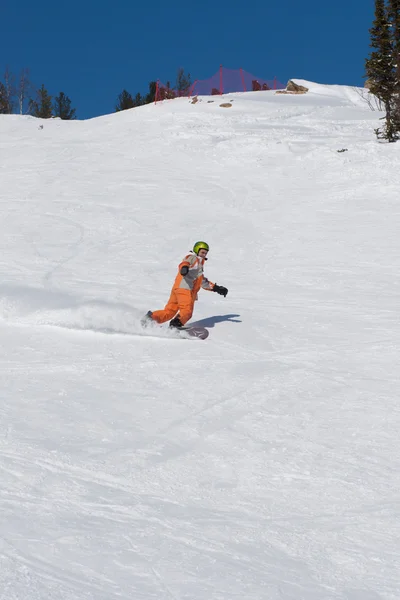 Snowboardzista na zboczu góry — Zdjęcie stockowe
