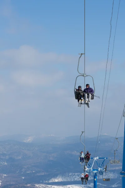 スキー場のリフトのスキーヤー — ストック写真