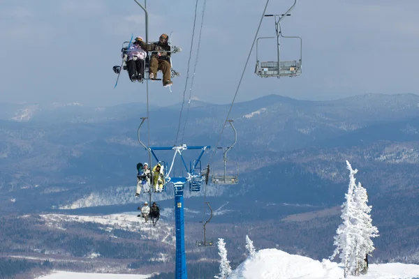 Esquiadores en un telesilla — Foto de Stock