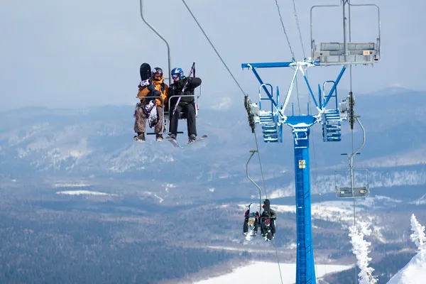 Skieurs sur un téléski — Photo