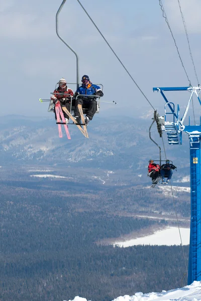 Skiërs op een skilift — Stockfoto