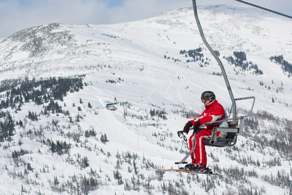 Skiërs op een skilift — Stockfoto