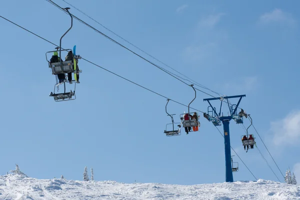 Skilift naar de top van berg — Stockfoto