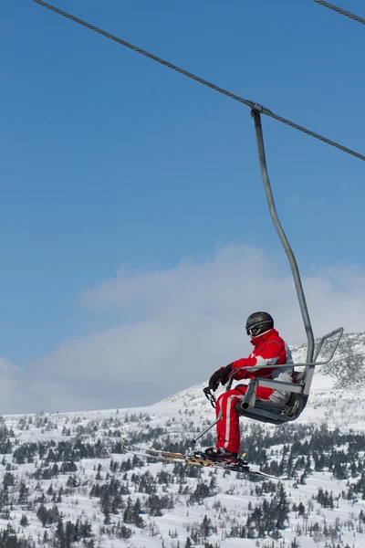 Esquiadores em um teleférico — Fotografia de Stock