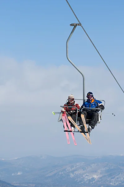 滑雪者的滑雪缆车上 — 图库照片