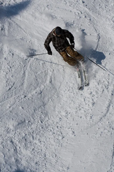 Skifahrer am Berghang — Stockfoto