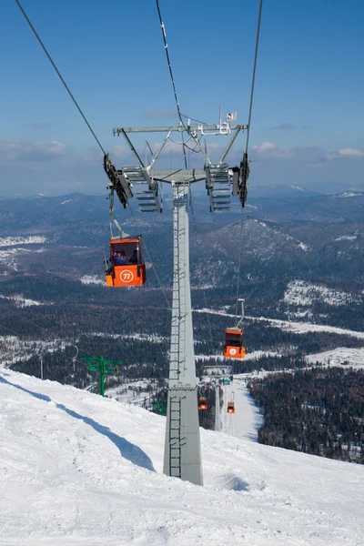 Elevador de esqui para o topo da montanha — Fotografia de Stock