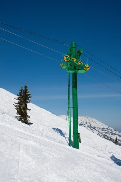 山の頂上行きのスキーリフト — ストック写真