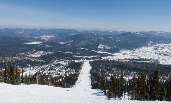 Lange helling voor skiën en snowboarden — Stockfoto