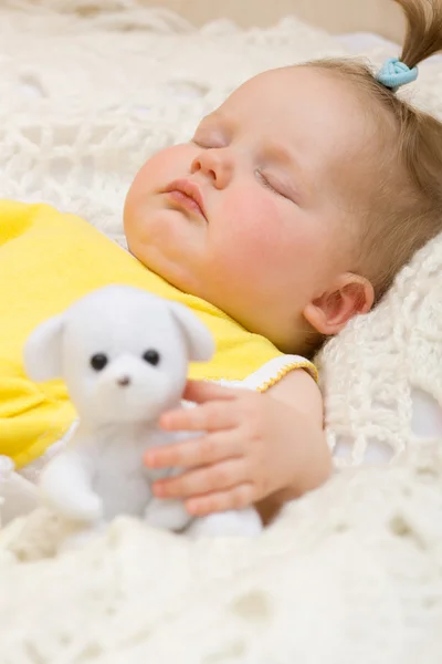 Barnet sova med henne bära leksak — Stockfoto