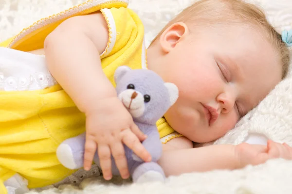彼女のクマのおもちゃで眠っている赤ちゃん — ストック写真