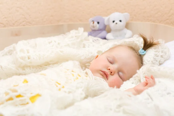 Barnet sova med henne bära leksak — Stockfoto
