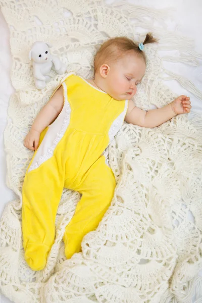 Bebê dormindo com ela urso brinquedo — Fotografia de Stock