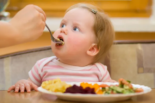El niño come una ensalada de verduras — Foto de Stock