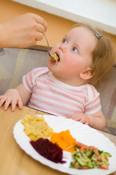Het kind eet een plantaardige salade — Stockfoto