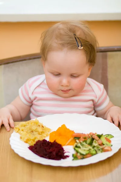 A criança come uma salada vegetal — Fotografia de Stock