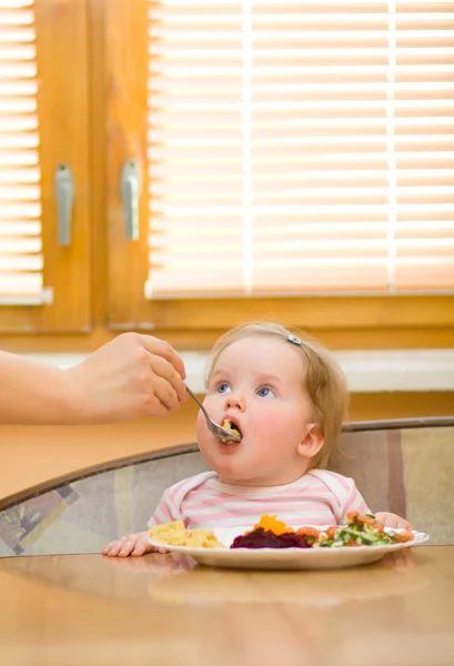 Das Kind isst einen Gemüsesalat — Stockfoto