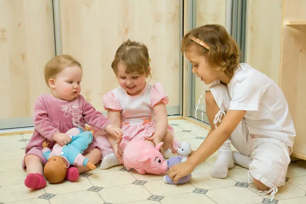 Маленькие девочки играют вместе — стоковое фото