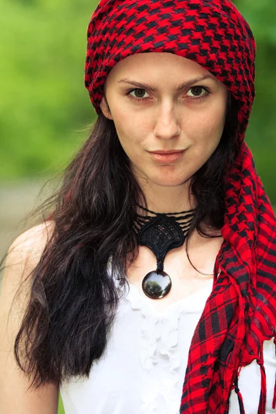 Chica en un pañuelo rojo —  Fotos de Stock