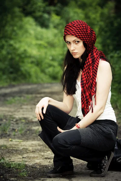 Девушка в красном платке — стоковое фото