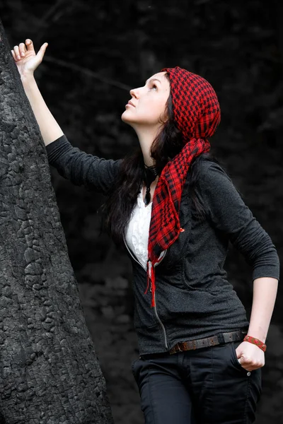 Meisje in de rode sjaal — Stockfoto