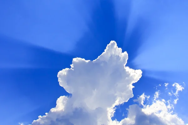 Wolken met stralen — Stockfoto
