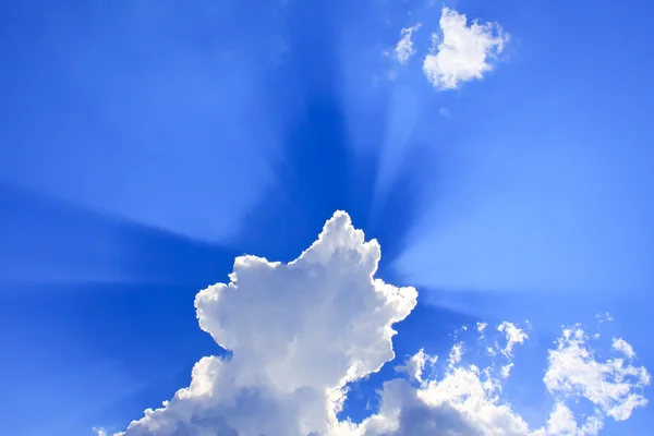 Bulutlar ışınları ile — Stok fotoğraf