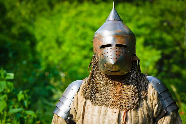Cavaleiro em armadura brilhante — Fotografia de Stock