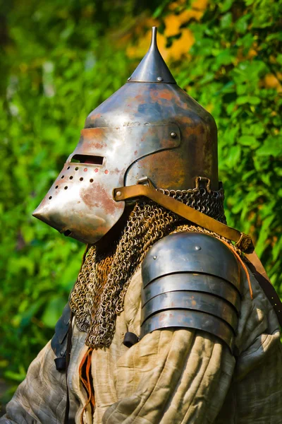Чоловік у лицарському шоломі — стокове фото