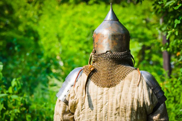 Homem de capacete de cavaleiro — Fotografia de Stock