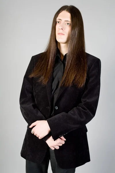 Молодой человек с длинными волосами — стоковое фото
