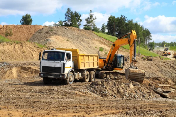 Traktorgrävare loader lastning dumper — Stockfoto