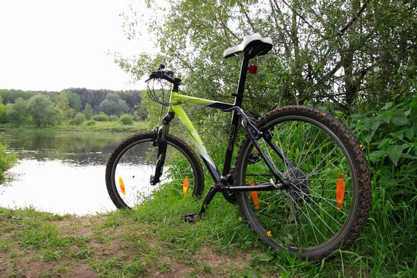 Jazda na rowerze w pobliżu jeziora — Zdjęcie stockowe