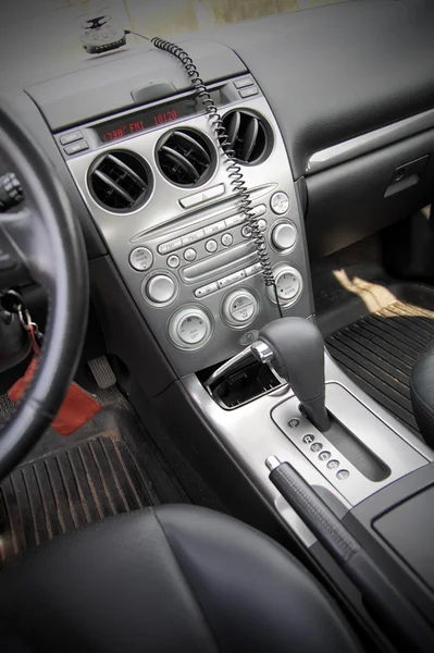 Hermoso interior de cuero del coche moderno —  Fotos de Stock