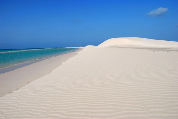 Лазурная вода и белый песок — стоковое фото