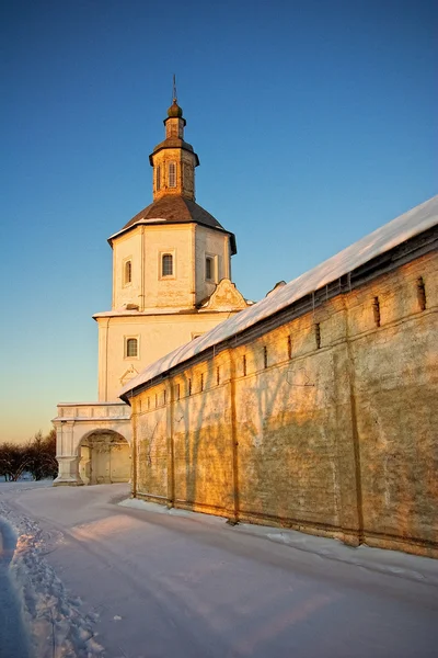 Muro del monastery nelle luci di tramonto — Foto Stock