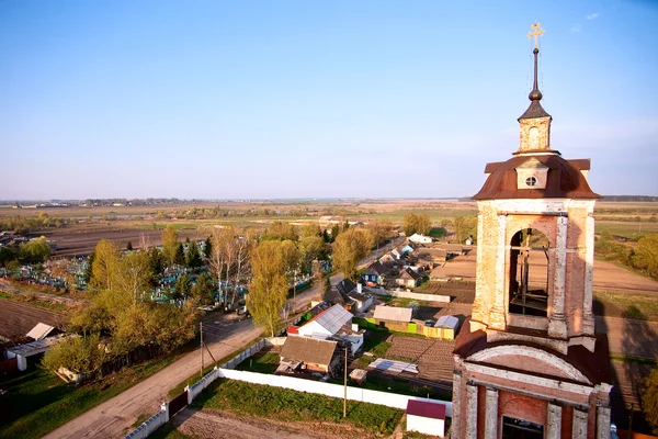 Glockenturm und Dorf — Stockfoto
