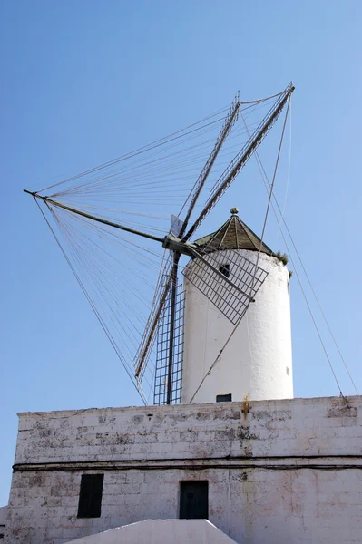Мельница в Менорке, Балеарский остров в Испании — стоковое фото