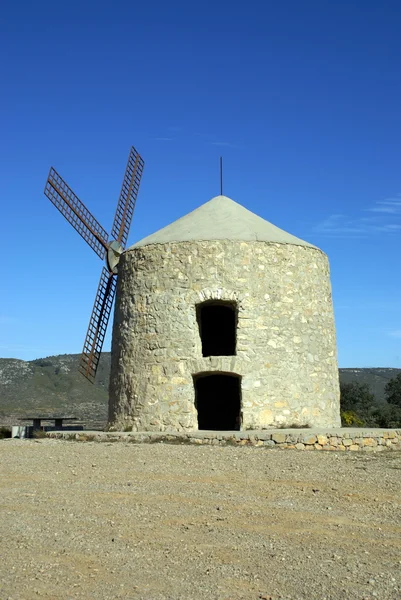 Ветряные мельницы Алькубласа - Испания — стоковое фото