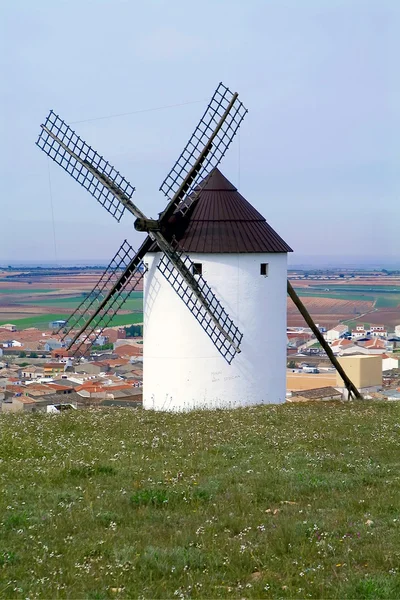 Windmolens - castilla-la Mancha met een oppervlakte. Spanje — Stok fotoğraf