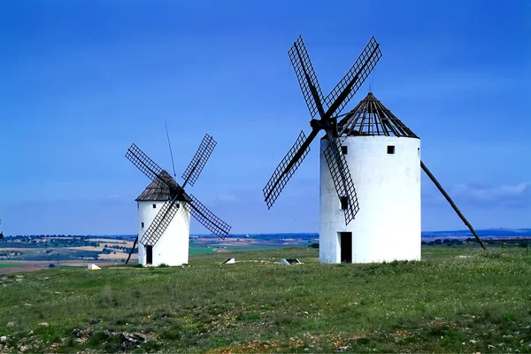 Windmolens - castilla-la Mancha met een oppervlakte. Spanje — Stok fotoğraf