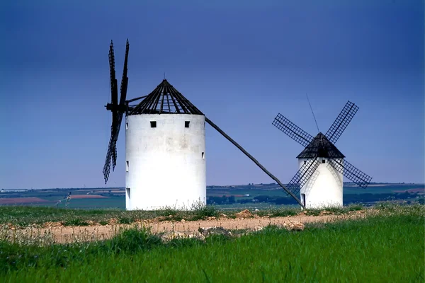 Windmolens - castilla-la Mancha met een oppervlakte. Spanje — Stockfoto