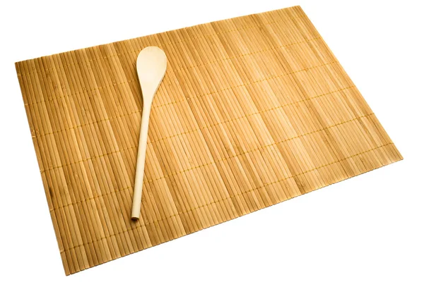 Träsked på matta av bambu — Stockfoto