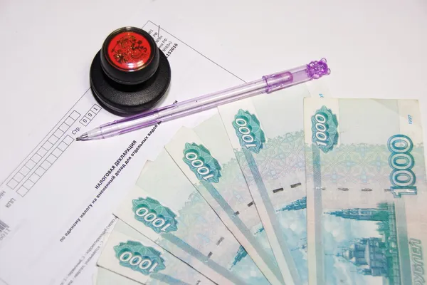 ロシアのお金、税申告とペン — ストック写真